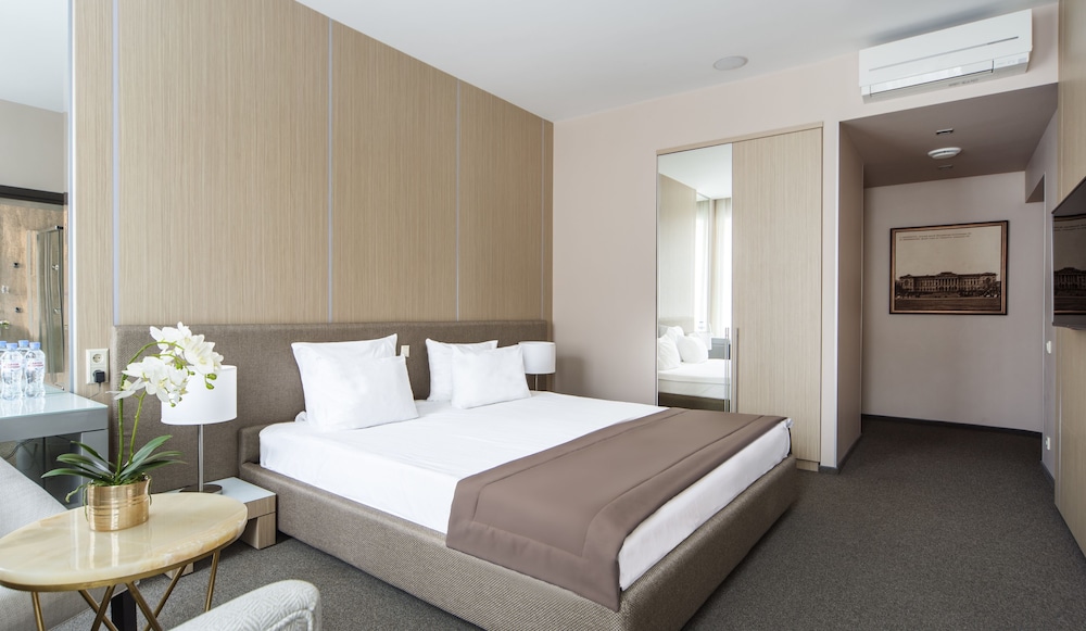 Suite (on the 4th floor, no elevator) photo 1