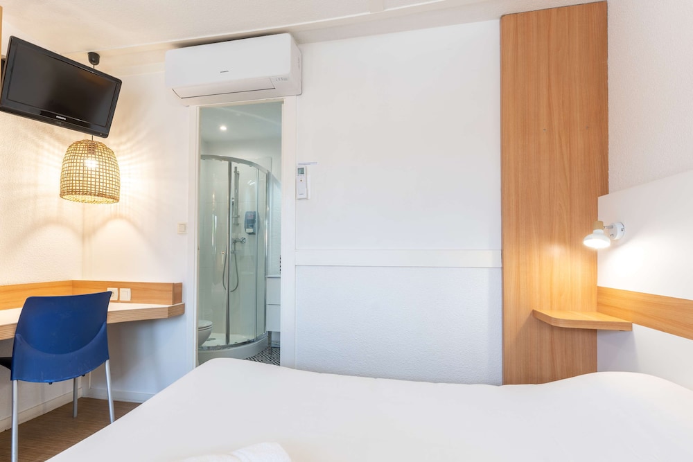 Standard Room, Multiple Beds - Photo 9
