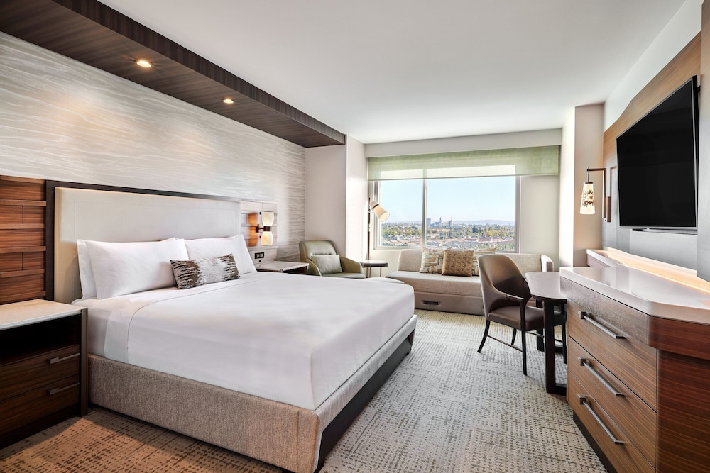 Deluxe Room, 1 King Bed, Park View - Photo 1