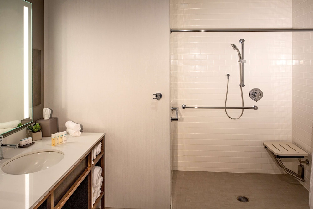 Room, 2 Queen Beds, Accessible (Mobility & Hearing, Roll-in Shower) - Photo 4