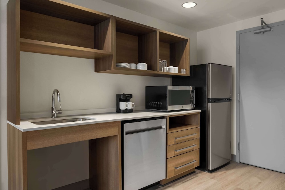 Basic Studio, 1 King Bed, Accessible, Bathtub (Mobility & Hearing) - Photo 7