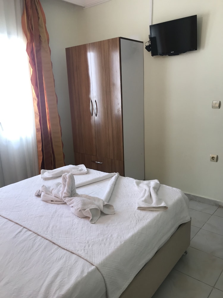 Basic Suite, 2 Bedrooms, Balcony, Beach View photo 3