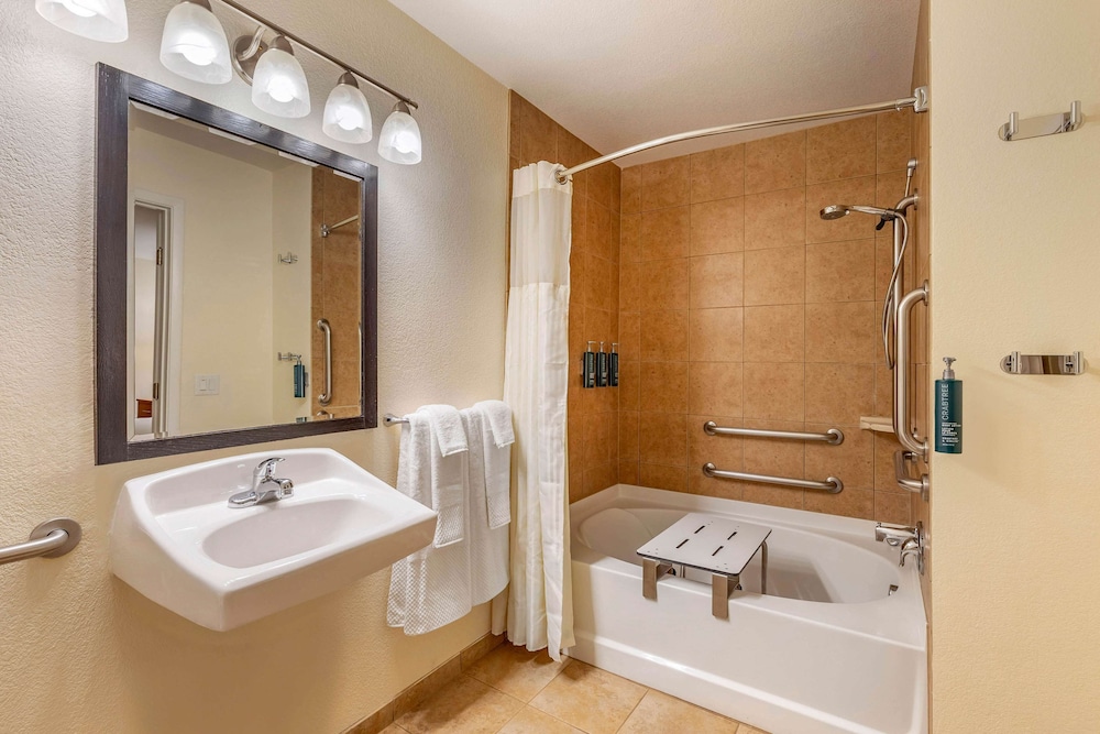 2 BEDROOM 1 KING 1 QUEEN SUITE ACCESSIBLE TUB - Photo 6