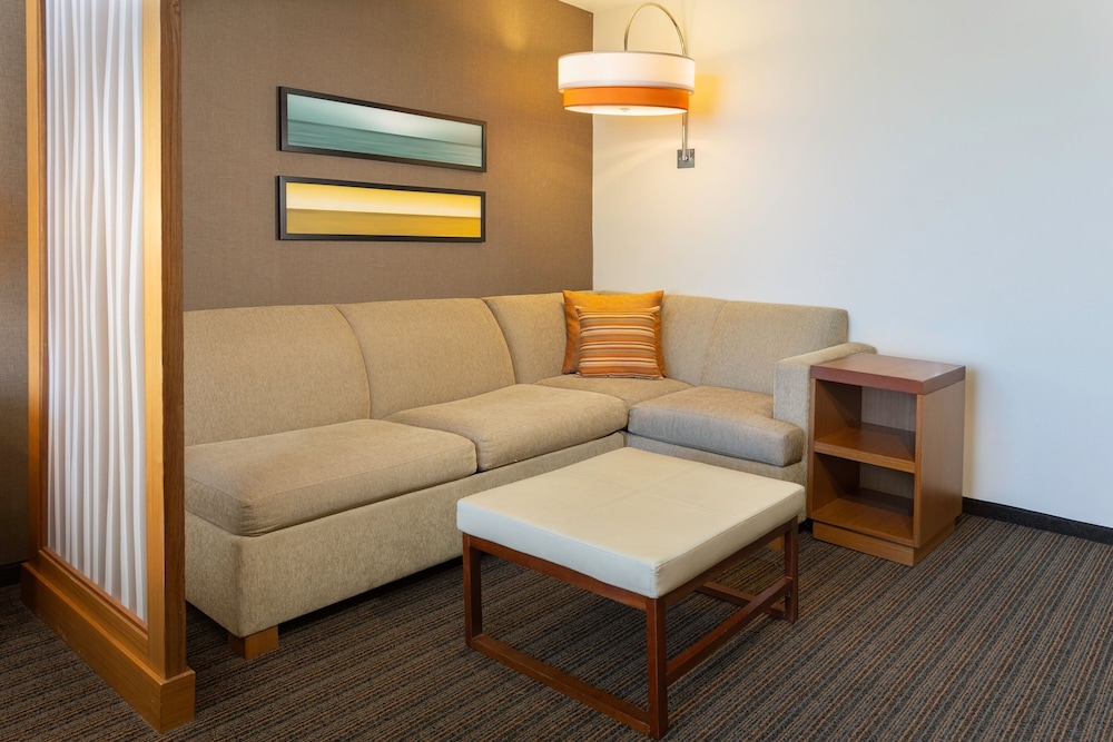 Deluxe Room, 1 King Bed, City View photo 3