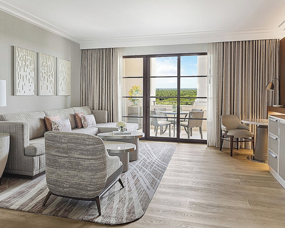 Deluxe Suite, 1 King Bed, Lake View