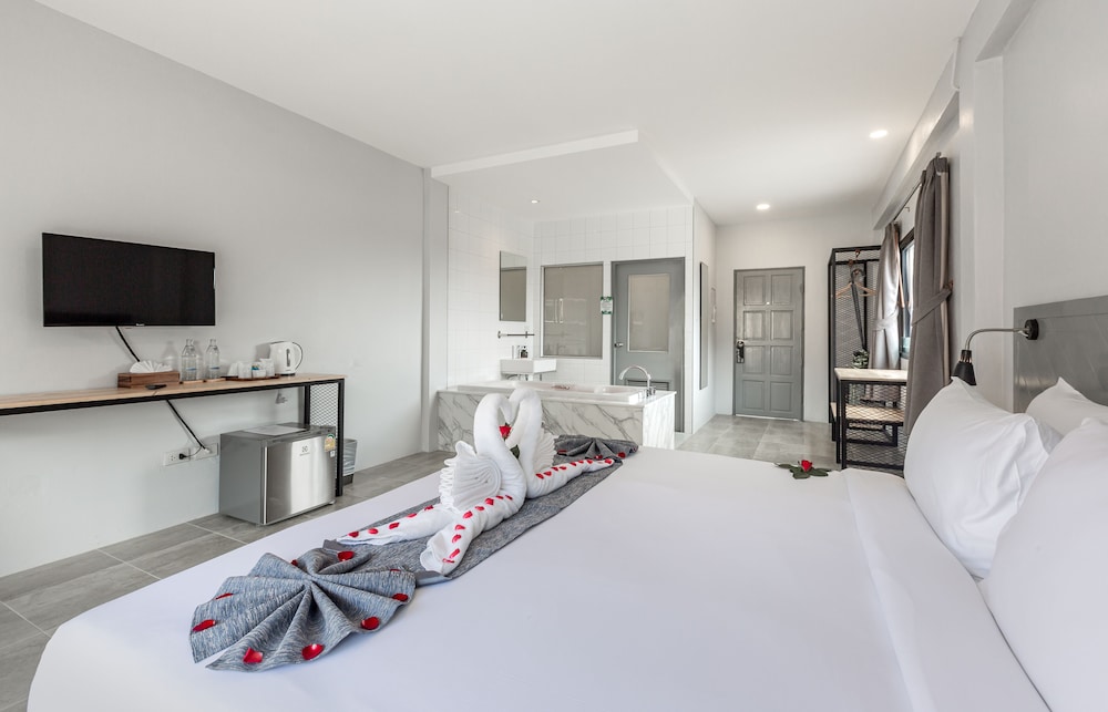 Deluxe Room, Bathtub - Photo 13