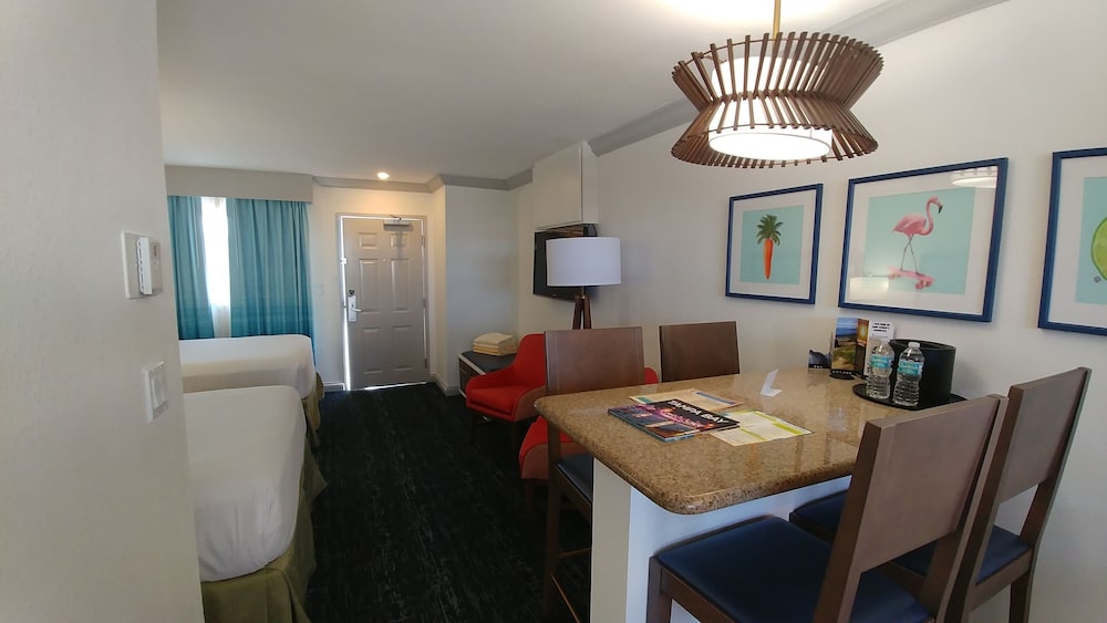 Premium Room, 2 Queen Beds, Kitchenette, Poolside - Photo 8