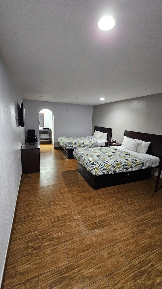 Deluxe Room, 2 Queen Beds, Non Smoking, Refrigerator & Microwave - Photo 2