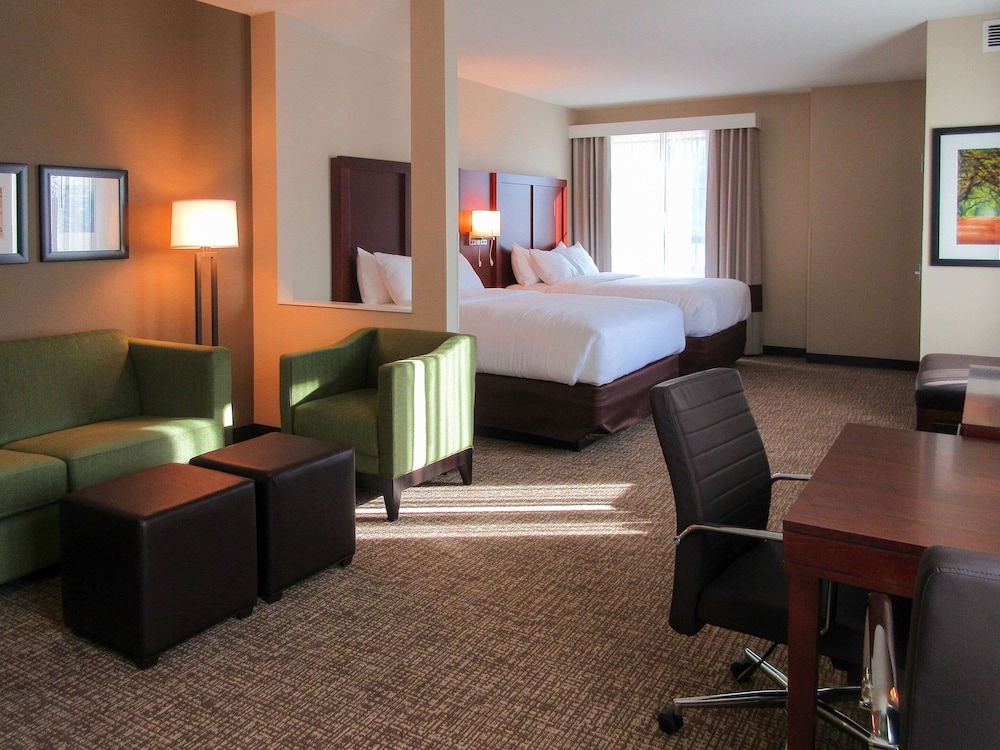 Suite, Multiple Beds, Non Smoking - Photo 4