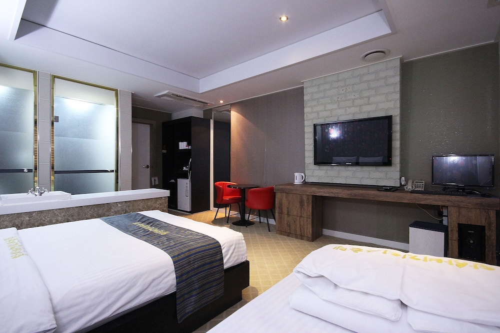 Twin Room (Extra person fee: KRW 10,000) photo 3