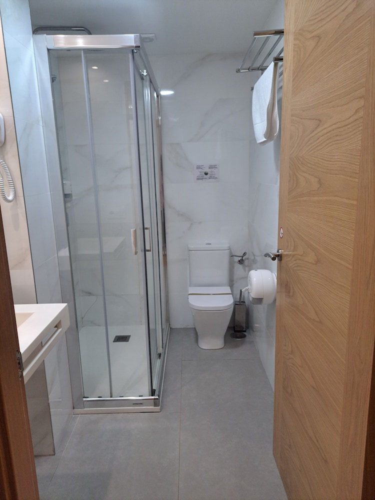 Standard Double Room, Private Bathroom - Photo 7