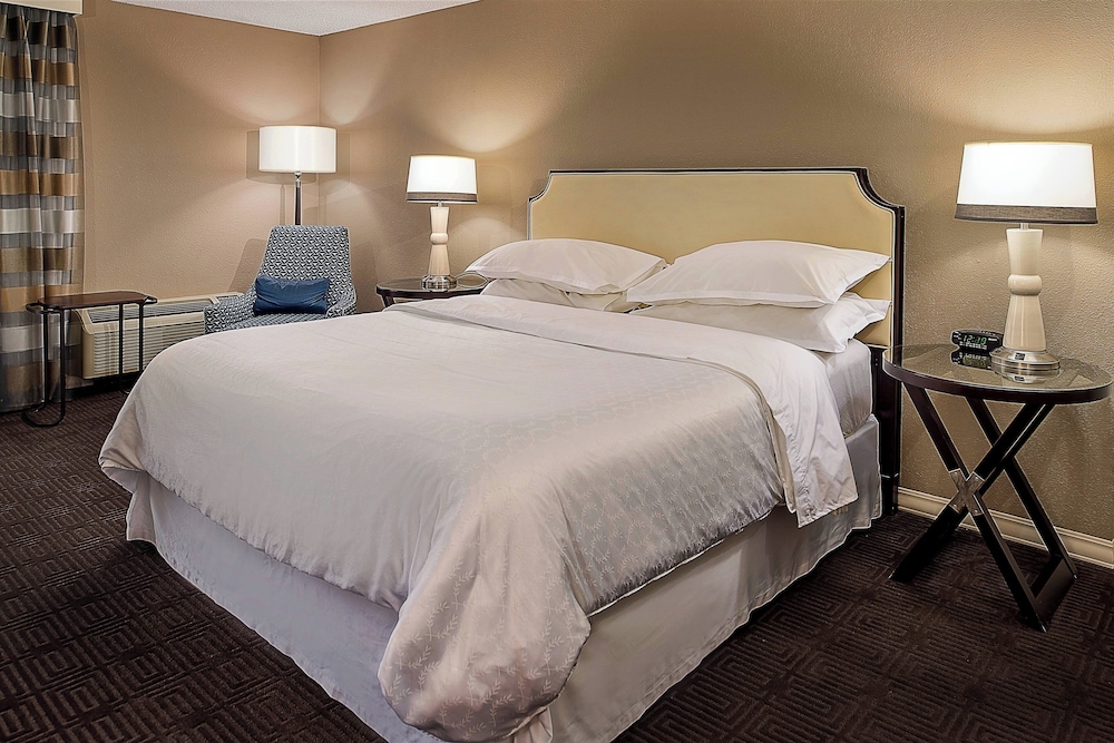 Premium Room, 1 King Bed - Photo 4