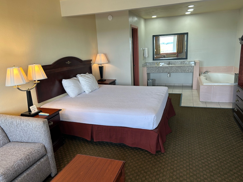 Deluxe Suite, 1 King Bed, Jacuzzi Room photo 2