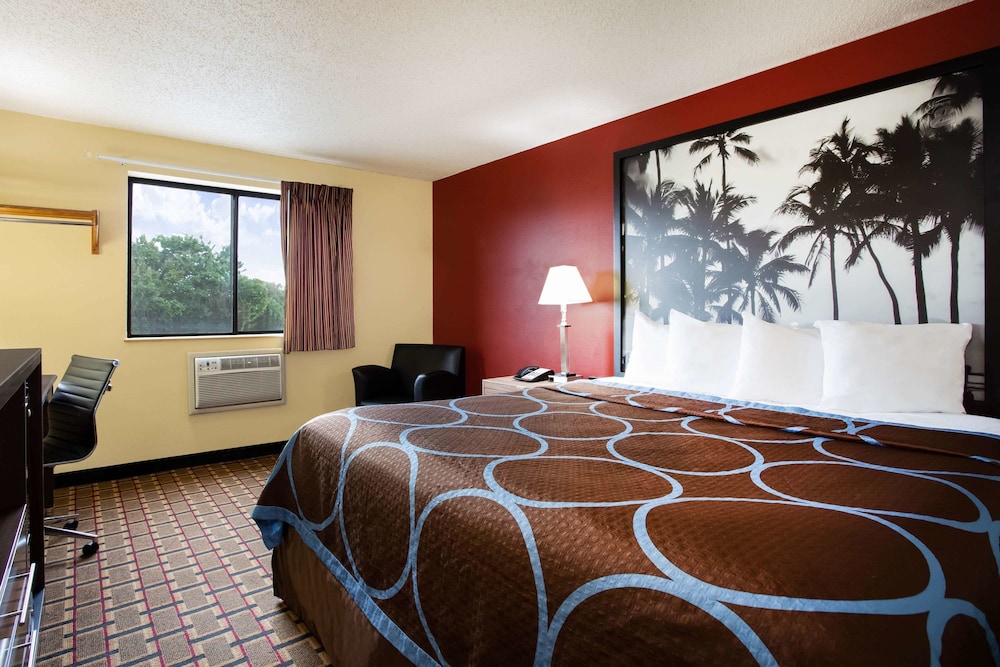 Suite, 1 King Bed, Smoking photo 2