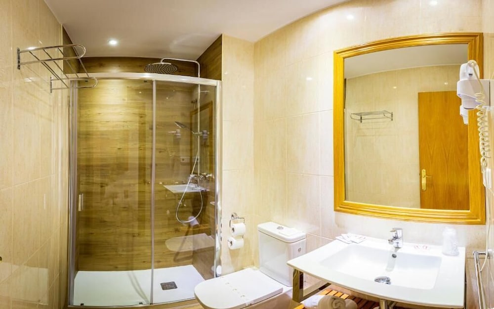 Comfort Quadruple Room, City View photo 2