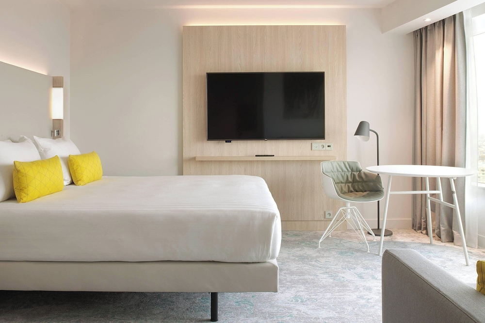 Family Room, 1 King Bed with Sofa bed (View) photo 2