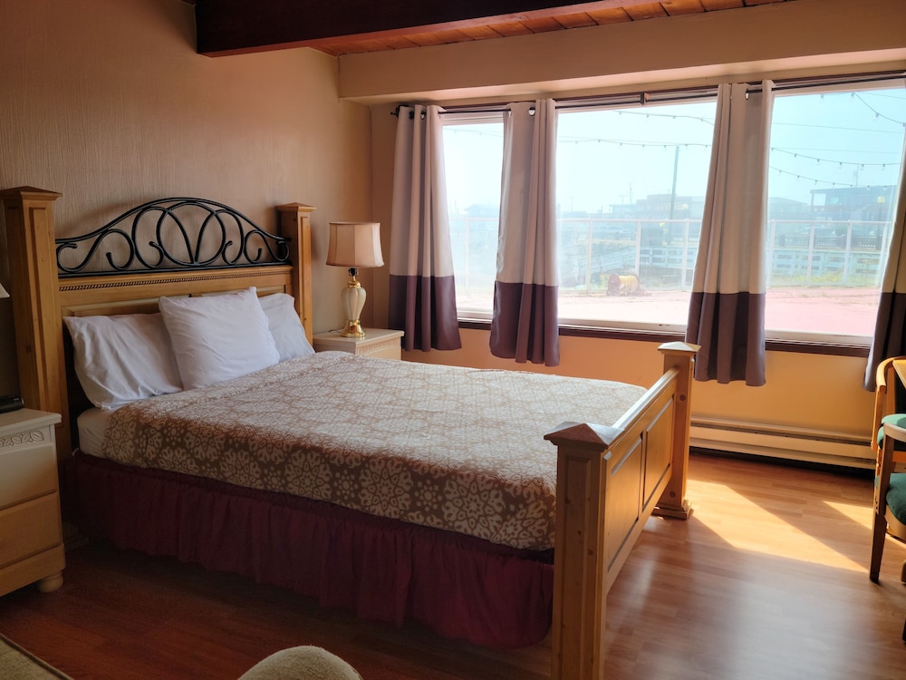 Deluxe Room, 1 Queen Bed, Refrigerator & Microwave, Marina View photo 1