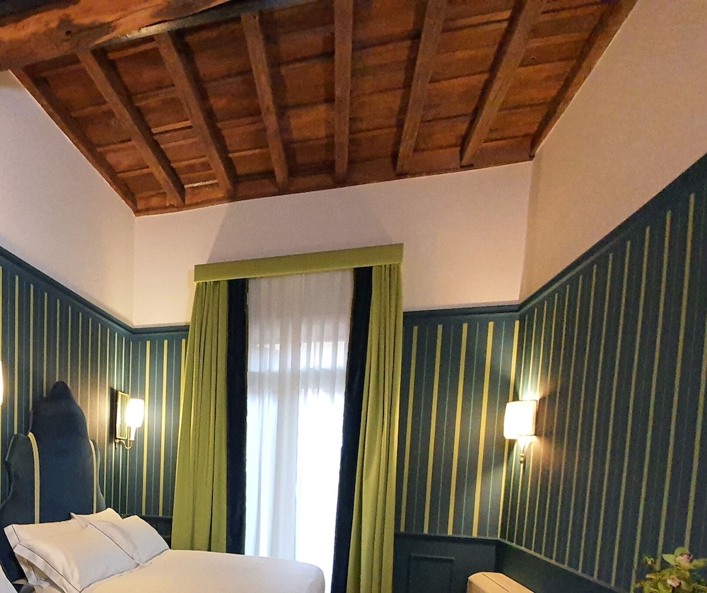 Classic Double Room thumbnail 5