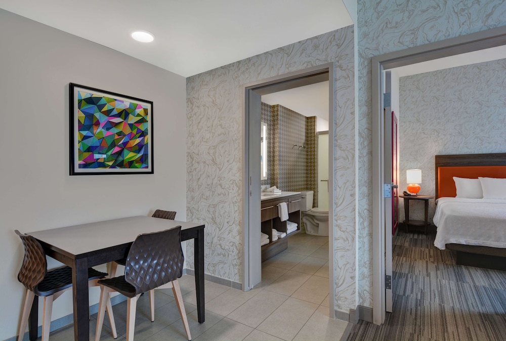 Suite, 1 King Bed, Accessible (Hearing) photo 2