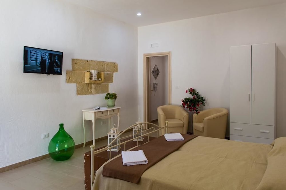 Deluxe Double or Twin Room, 1 Queen Bed photo 3