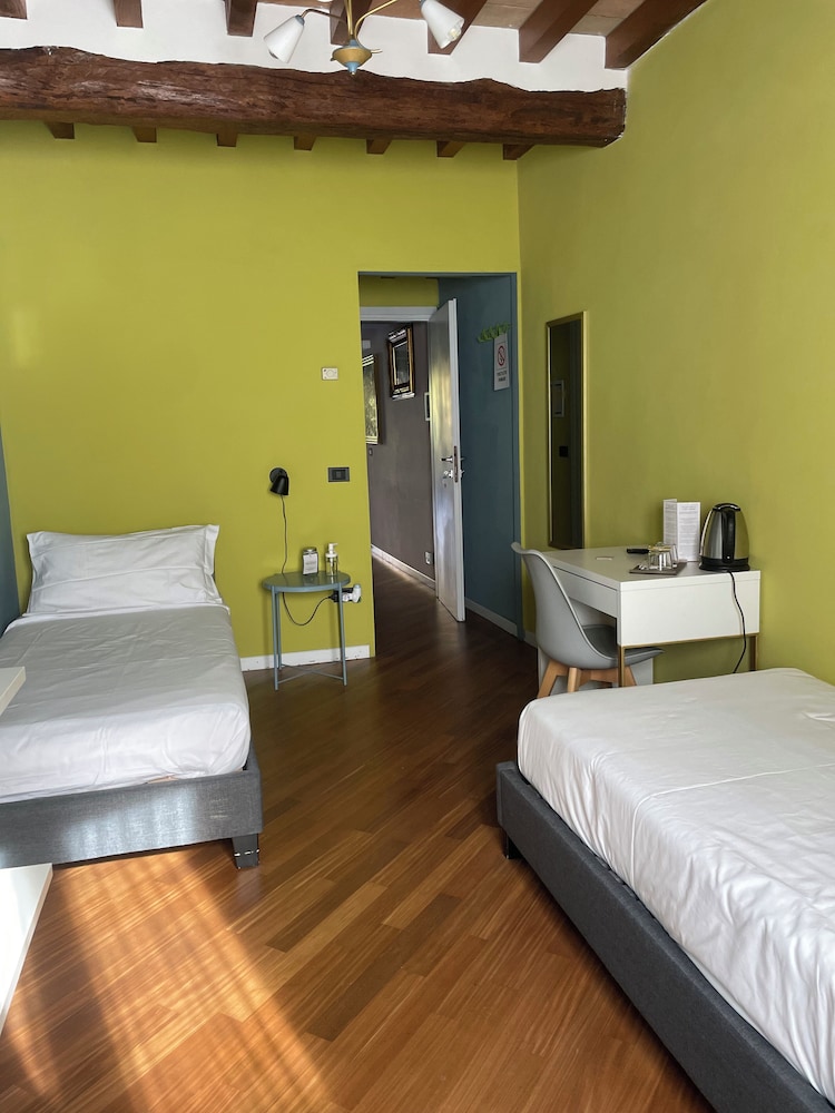 Basic Twin Room, 2 Twin Beds - Photo 3
