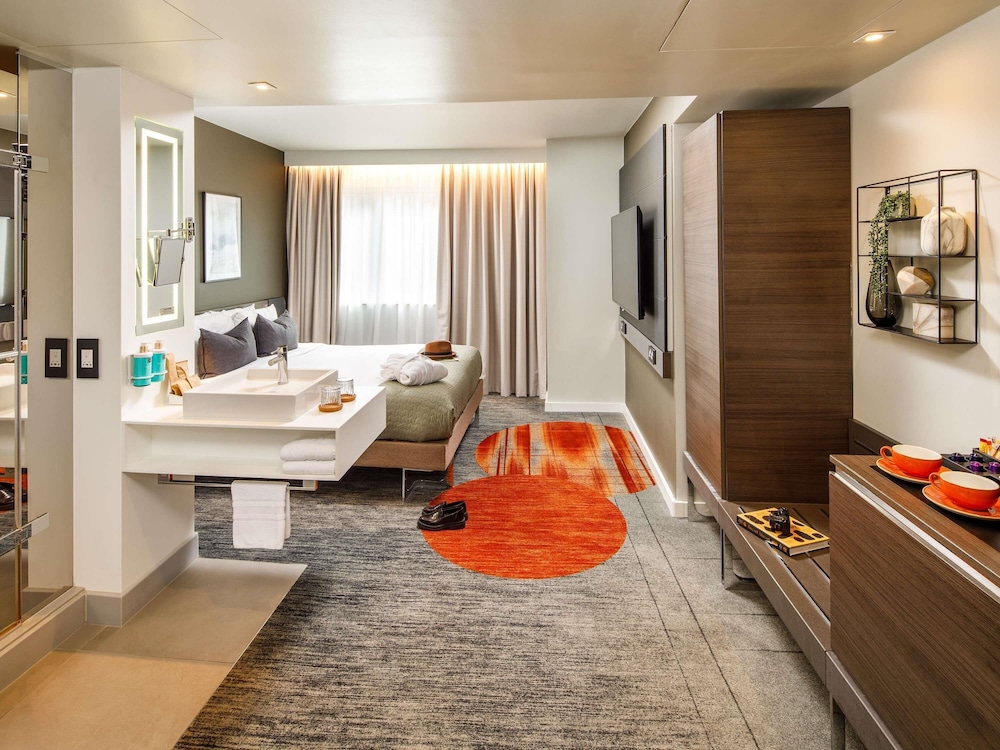 Suite, 1 Queen Bed with Sofa bed photo 3