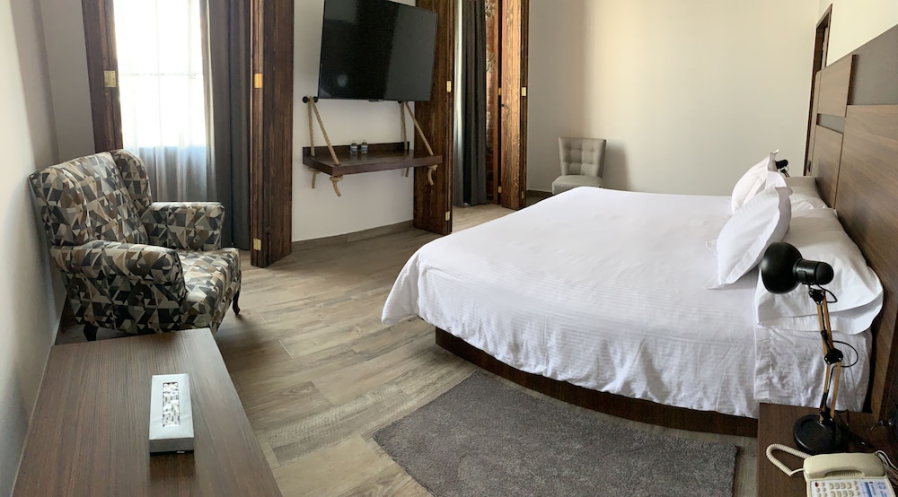 Junior Suite, 1 King Bed - Photo 1