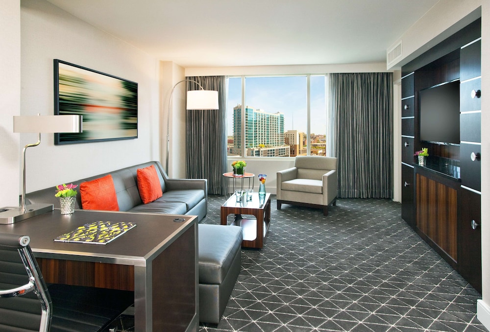 Executive Suite, 1 King Bed, Accessible - Photo 2