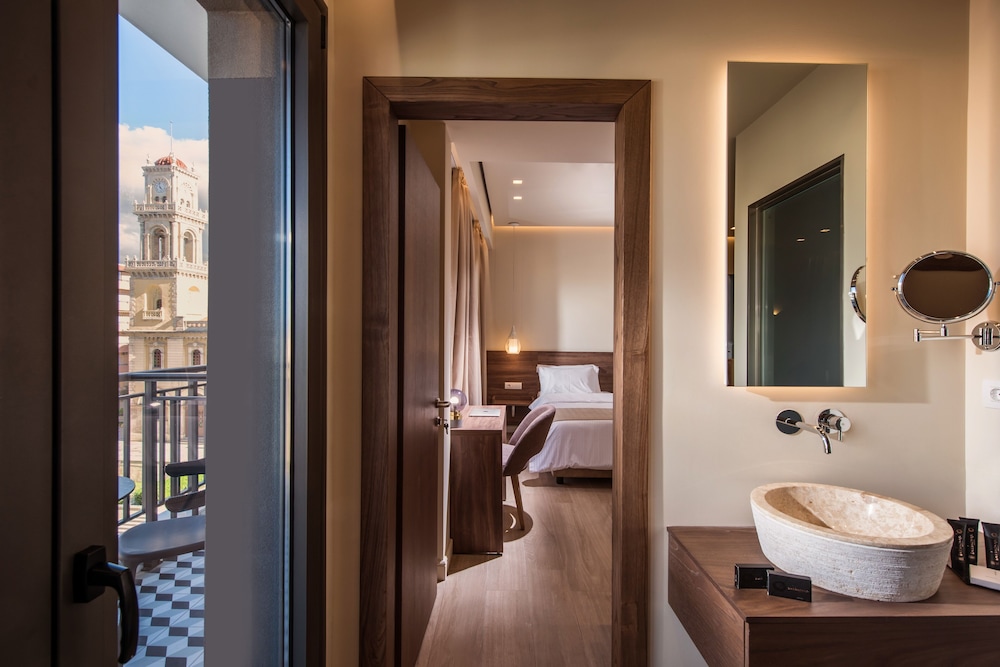 Superior Connecting Rooms with Balcony and City View thumbnail 5