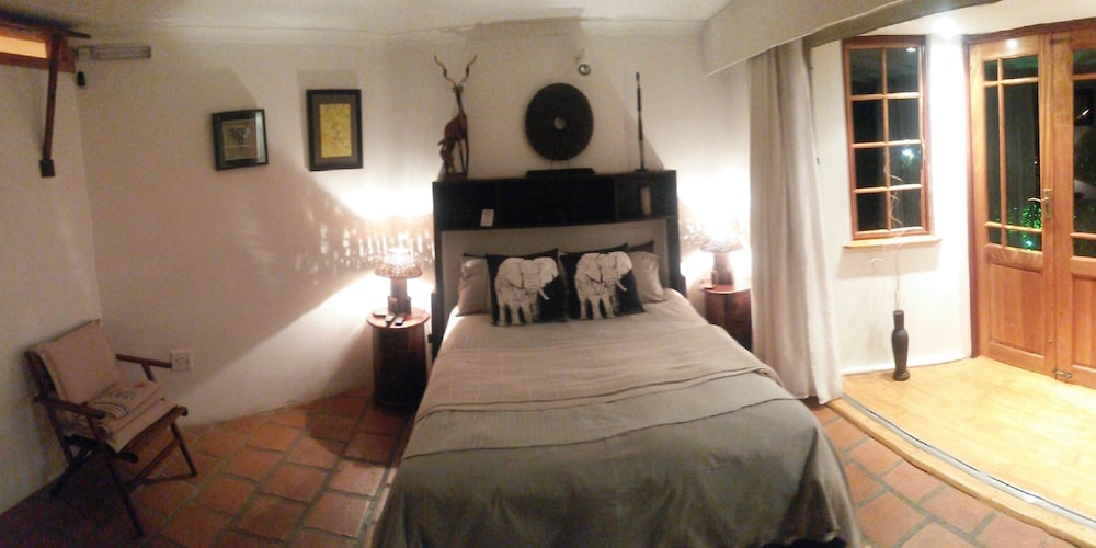 Elephant Room (with shared bathroom) photo 2