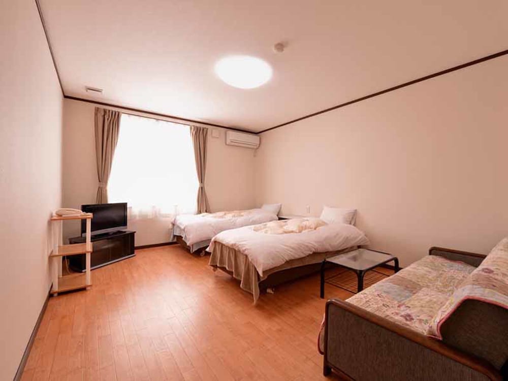 Twin Room with Private Toilet, Shared Bathroom photo 2