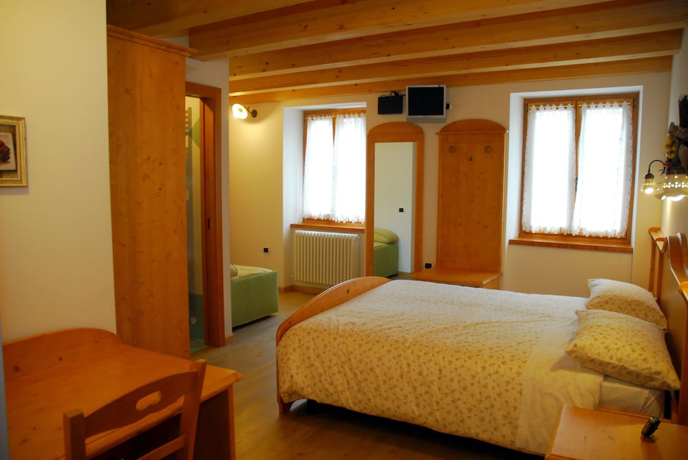 Traditional Quadruple Room, Multiple Beds, Mountain View photo 3