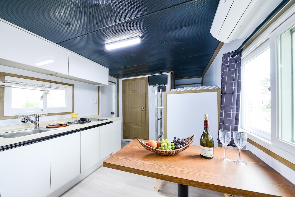 Basic Room, 1 Bedroom (Caravan 1) photo 3