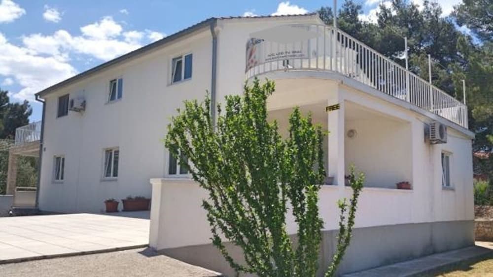Apartment (Mat - 100 m from sea - A3 Bijeli(2+1))