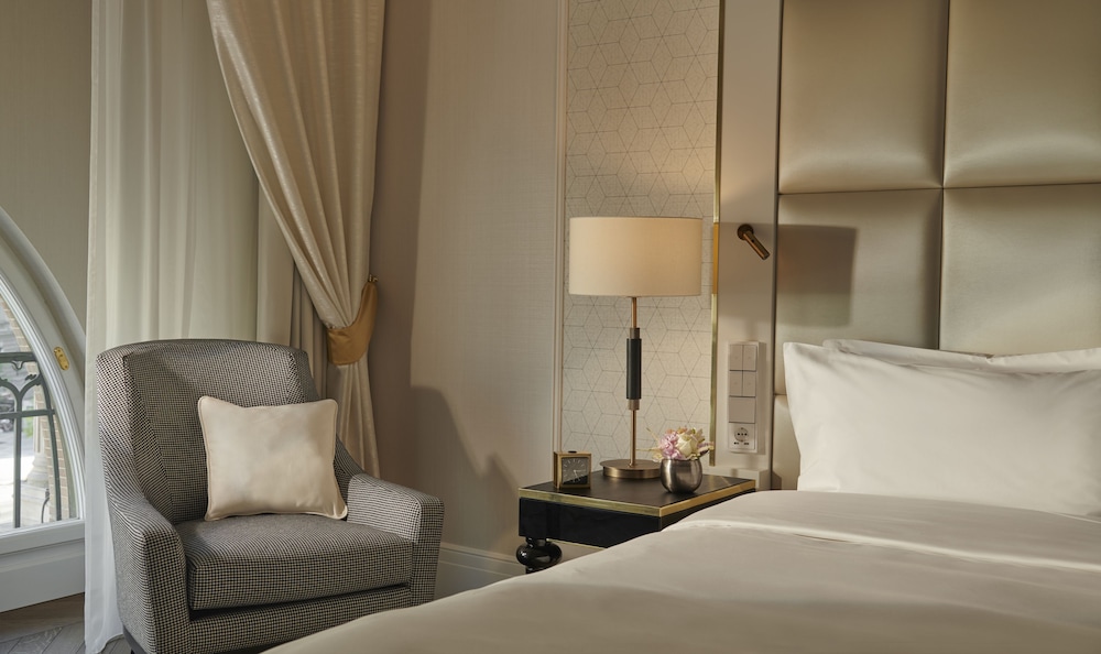 Deluxe Room, 1 King Bed, City View