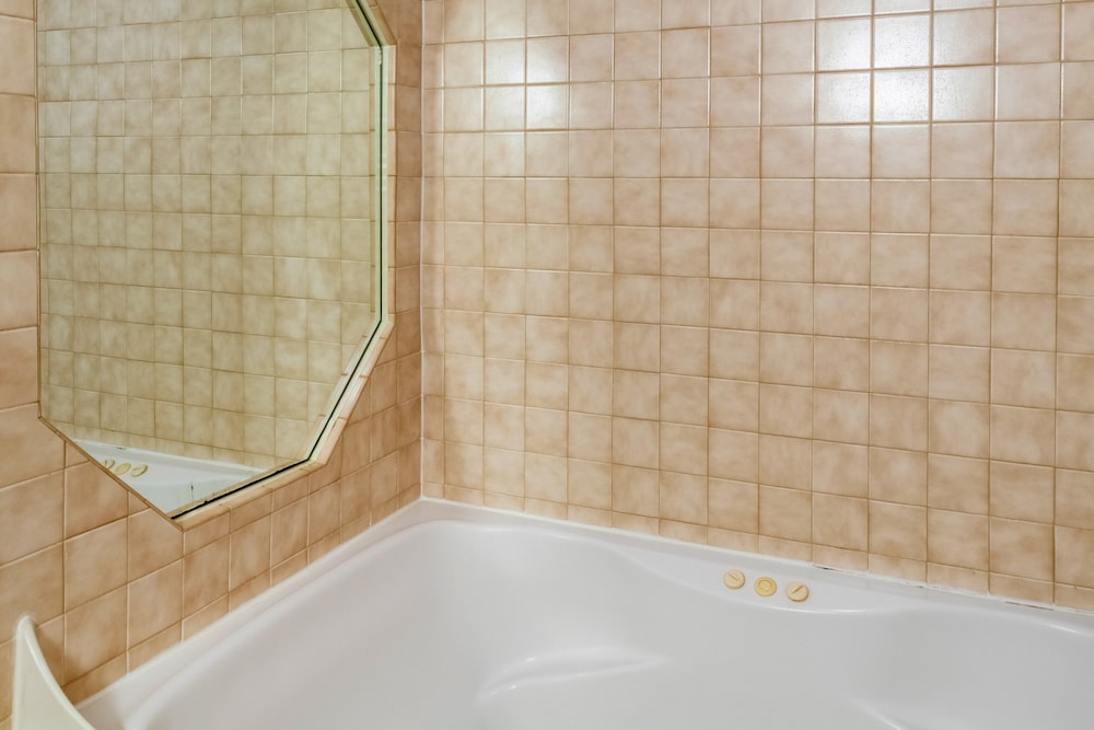 Suite, 1 King Bed, Non Smoking, Hot Tub - Photo 2