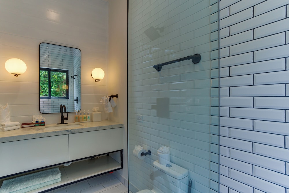 4 Bedroom Lagoon House with Pool photo 2