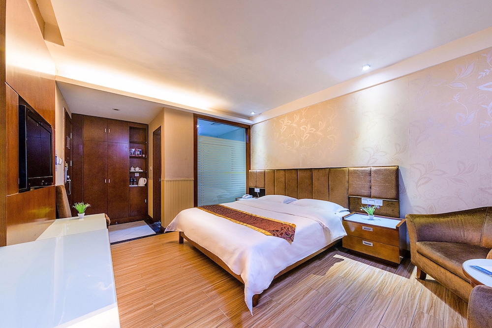 Business Suite, 1 King Bed photo 3