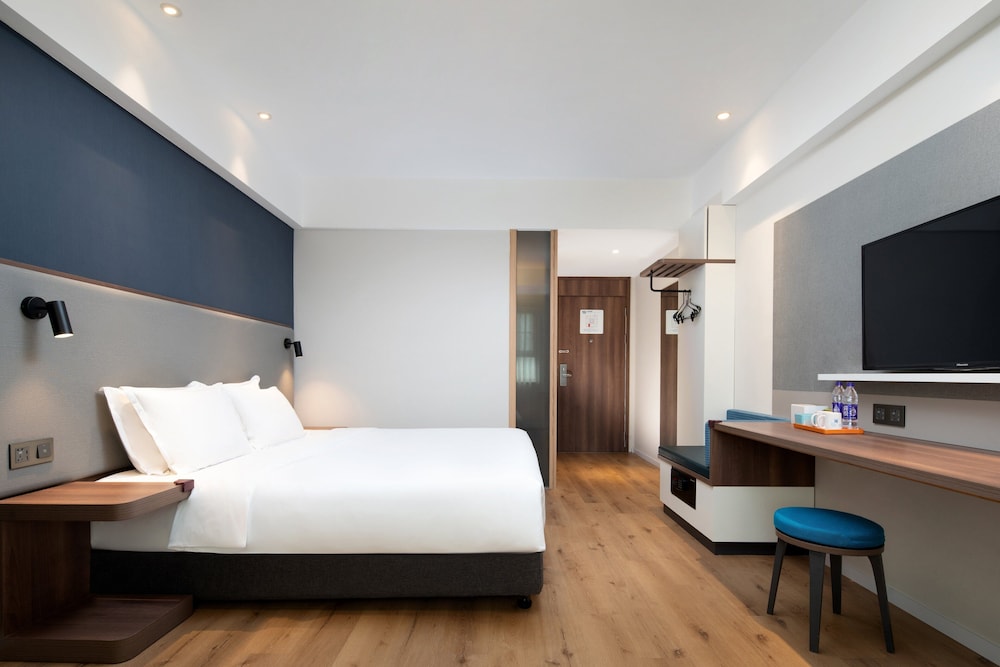 Standard Room, 1 King Bed, Sea View photo 2