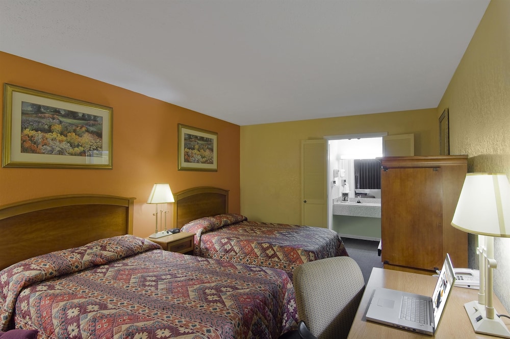 Room, 2 Double Beds, Smoking - Photo 1