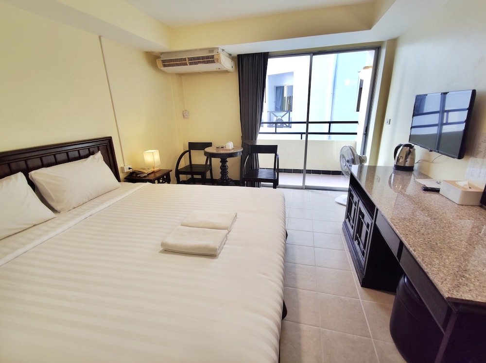 Superior Room, 1 King Bed, Balcony, Pool View - Photo 5