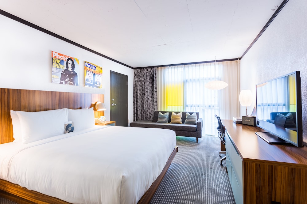 Deluxe Room, 1 King Bed, Balcony (Amplified)