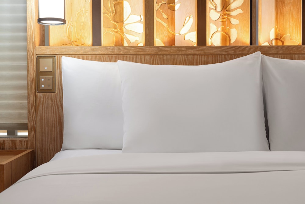 Standard Room, 1 King Bed, Lake View (140 Degree Lake View High Floor)