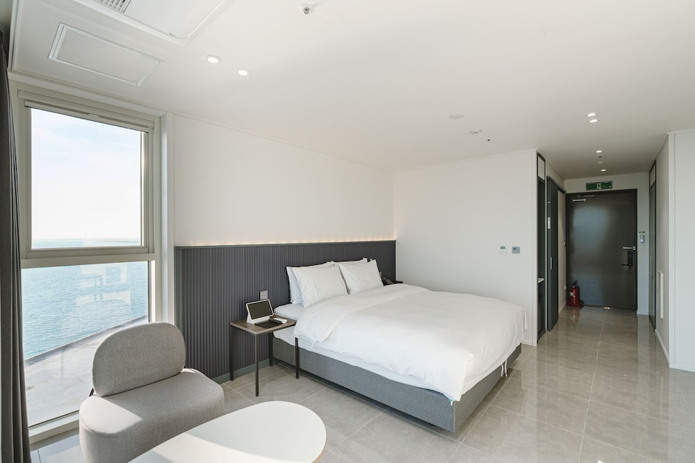 Corner Suite (Half Ocean View)