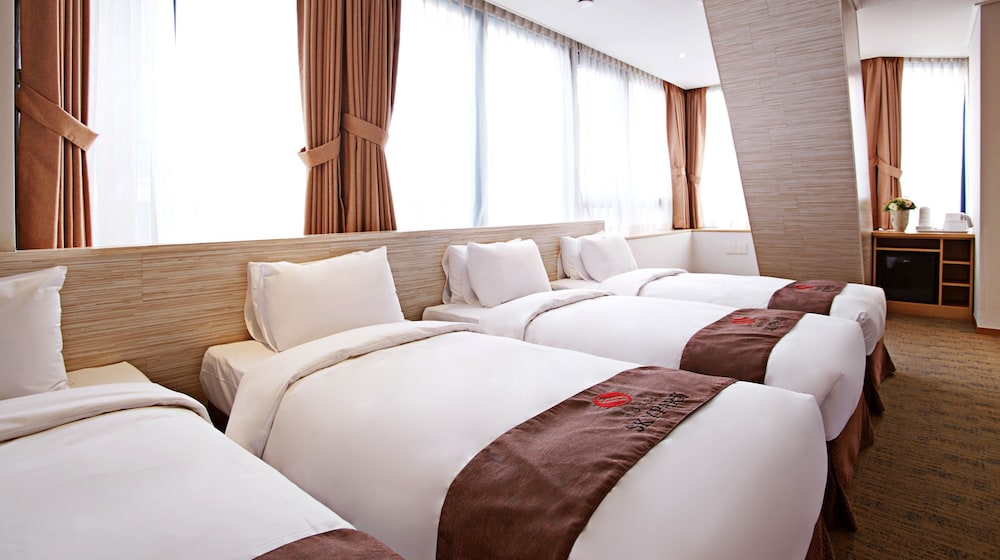 Quadruple Room (Bed Type Not guaranteed) - Photo 1