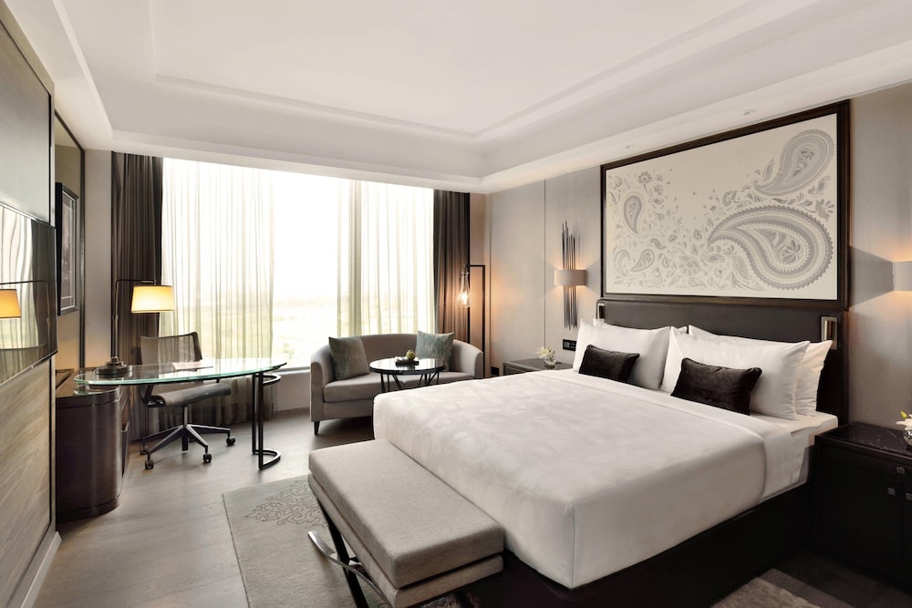 Deluxe Suite, 1 King Bed thumbnail 6
