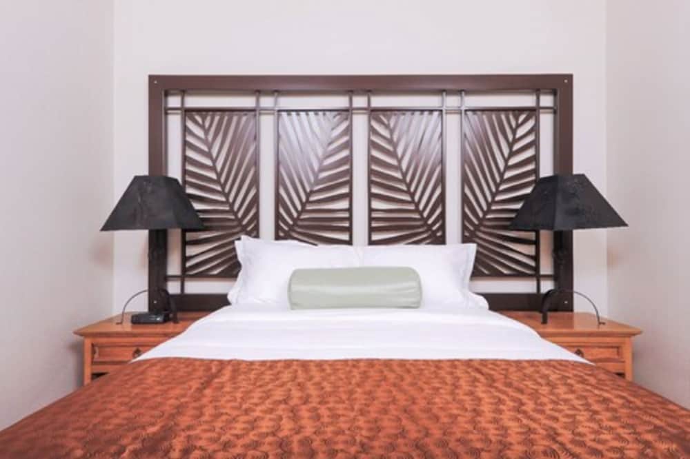 Queen Bed Suite