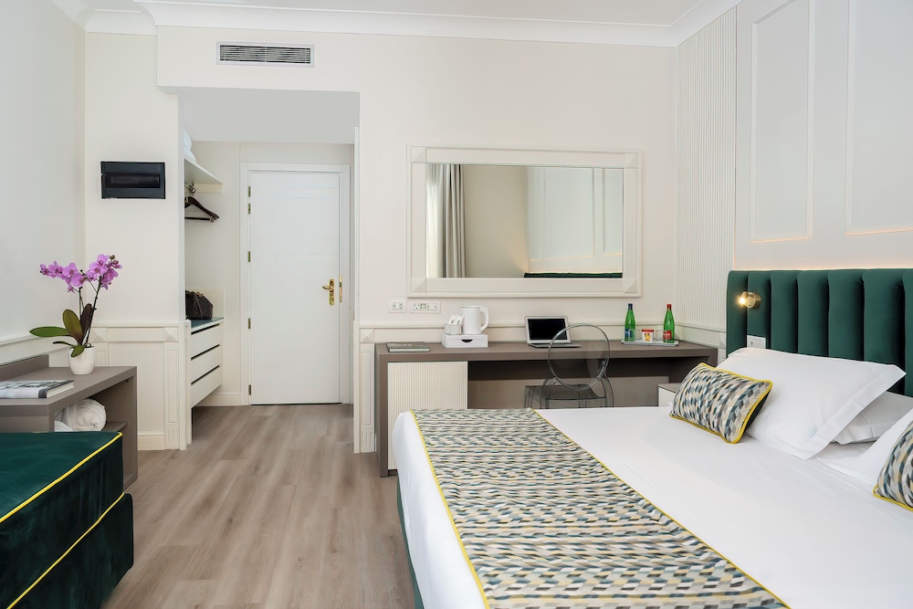 Deluxe Room thumbnail 6