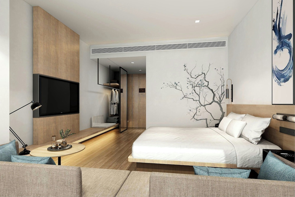 Comfort Room, 1 King Bed, City View