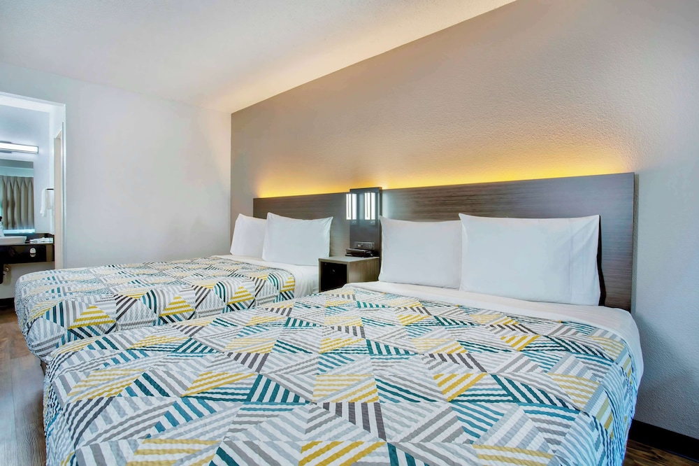 Standard Room, 2 Double Beds, Smoking photo 2